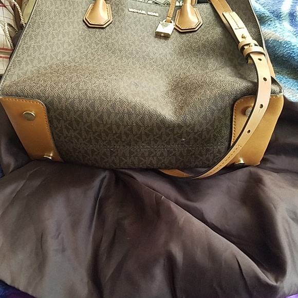 Michael Kors.. ITS CLEAN NO ODOR INSIDE - Picture 2 of 8